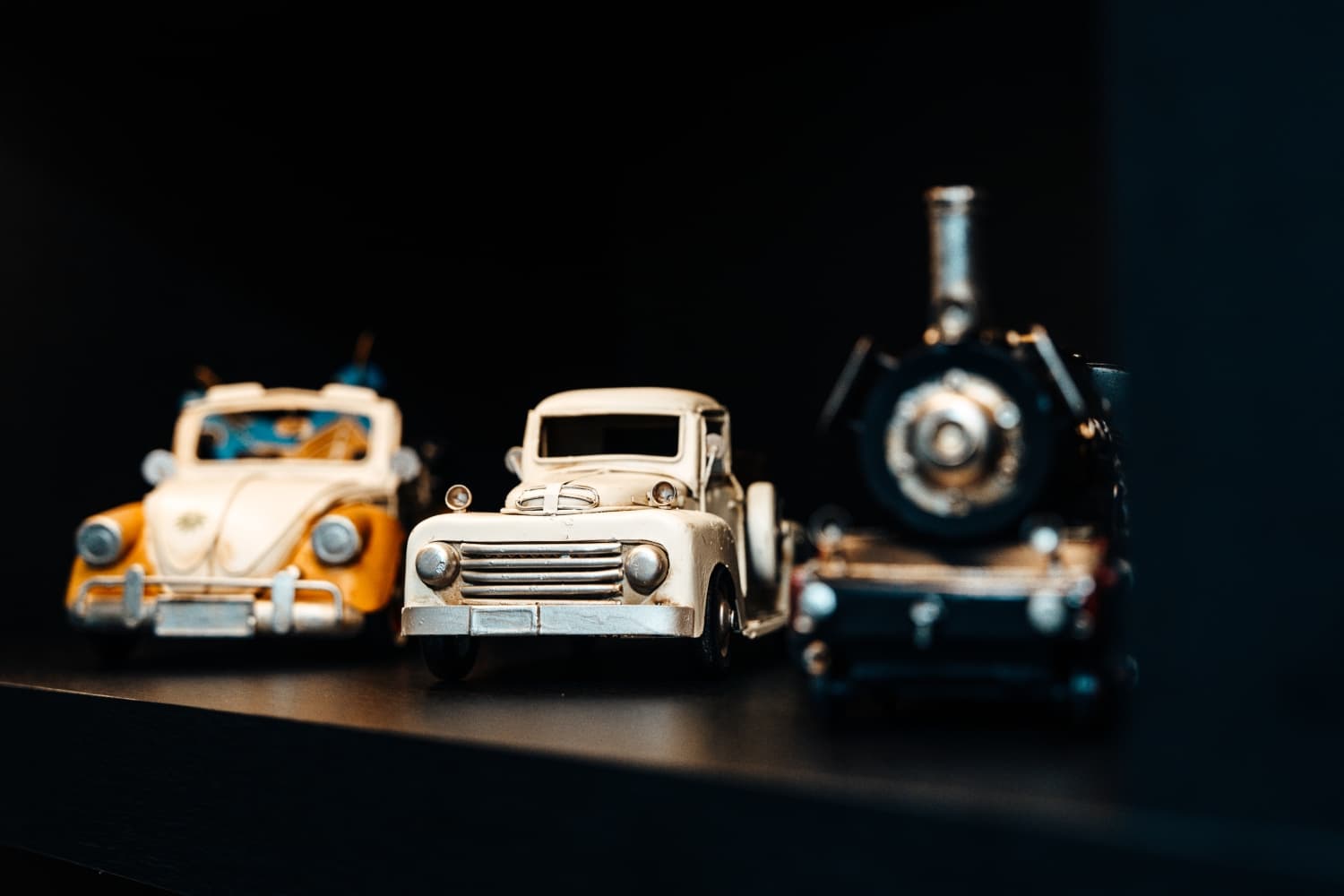 Vintage modelauto's op een donkere plank